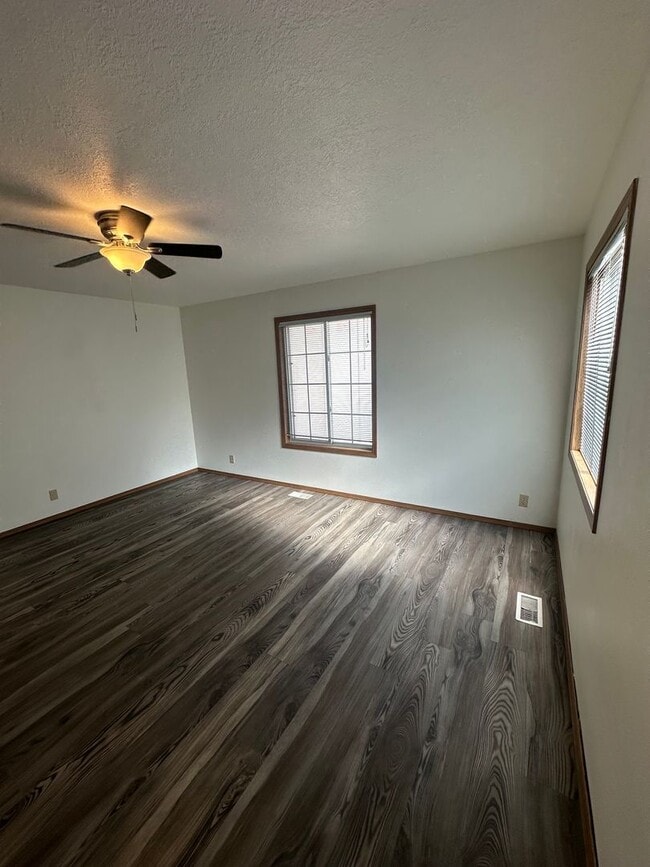 Building Photo - Tranquil & delightful 3-bedroom, 2-bathroom home that offers both comfort and convenience with it...