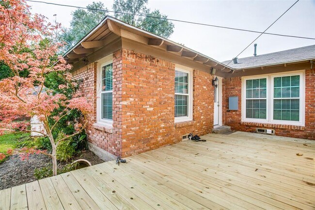 Building Photo - 9334 San Fernando Way