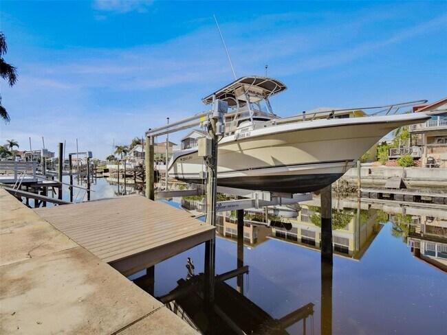 Building Photo - 6241 Bayside Dr