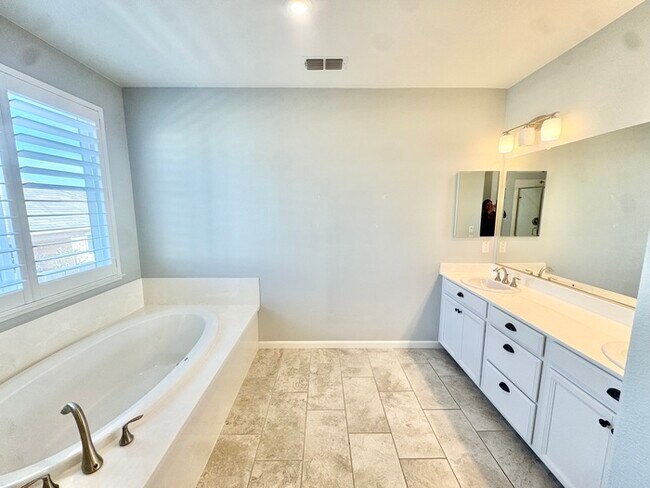 Building Photo - Stunning 5BR Home with Pool, Loft & 3-Car Garage!