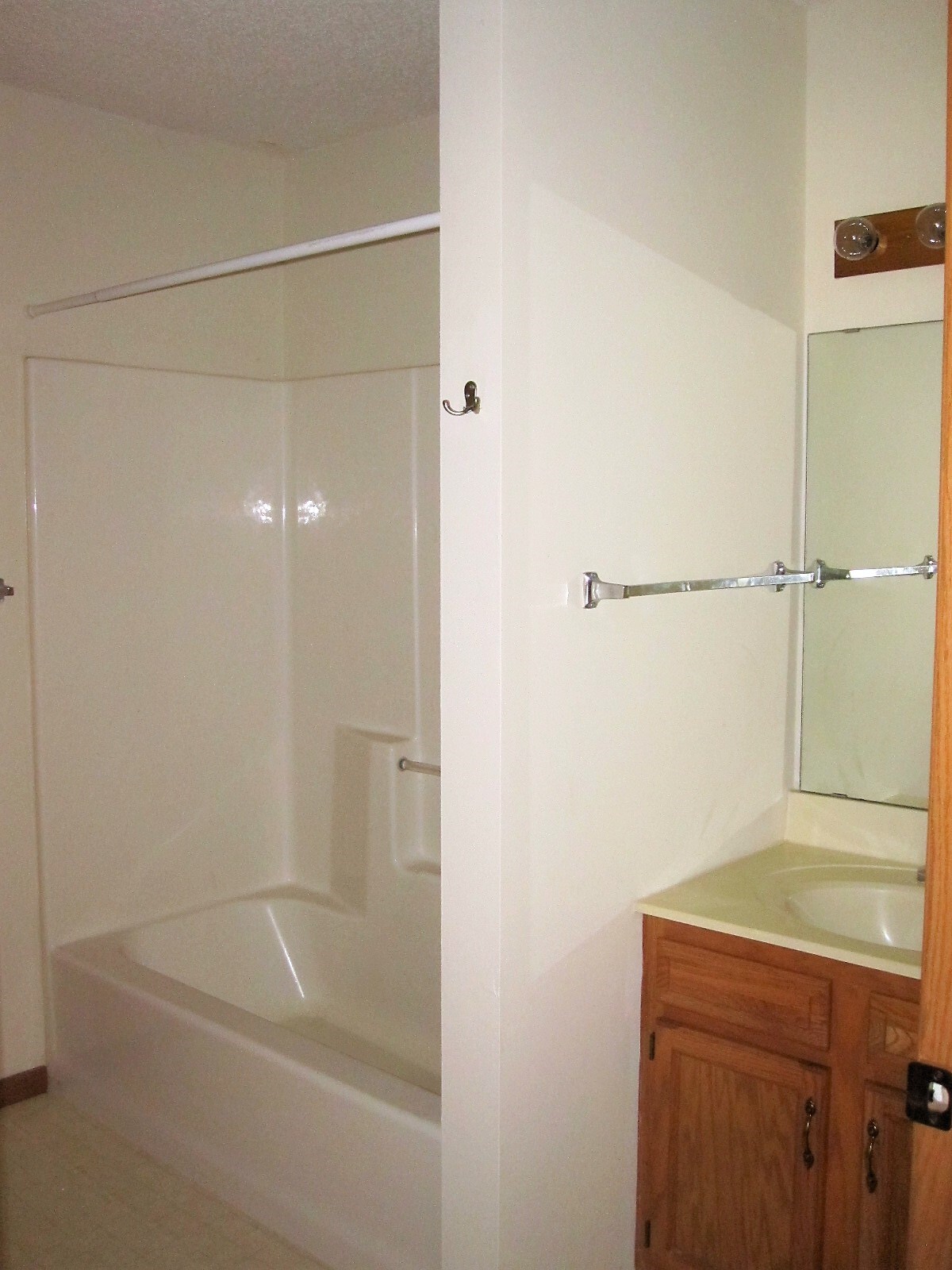 Building Photo - 626 W 8th St