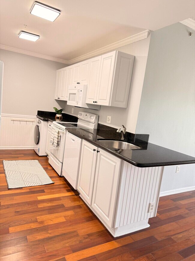 Building Photo - 2080 Greenview Shores Blvd
