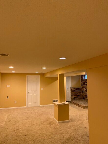 Building Photo - 2125 Hollywood Blvd