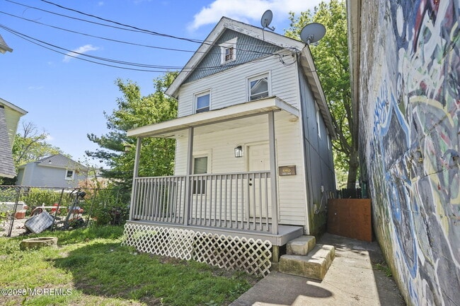 Building Photo - 1006 Sewall Ave