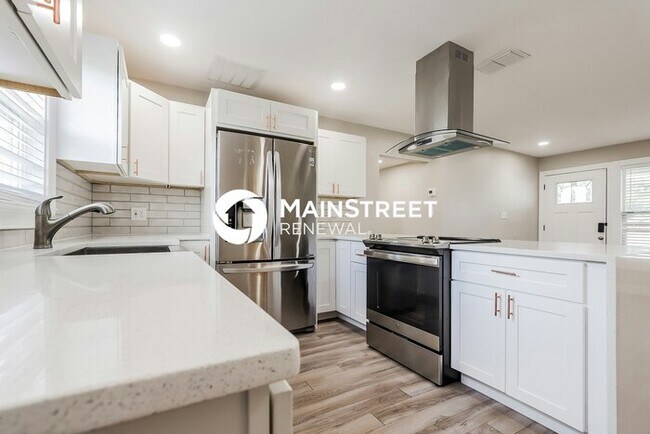 Building Photo - 4 Bedroom Pet-Friendly Home in Tampa, FL with Main Street Renewal