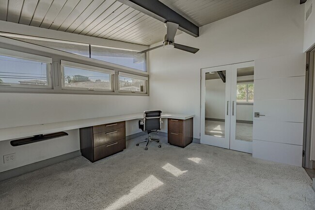 Building Photo - Luxurious Modern Living in the Heart of San Diego with Solar!