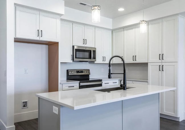 Building Photo - Stunning 3 Bedroom in Beautiful Desert Color Community