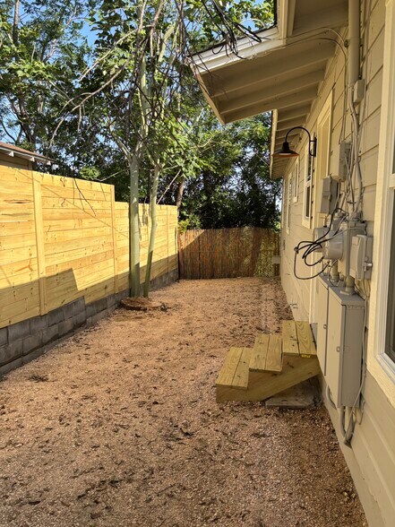 Private Side Yard, From Front - 2805 Crest Avenue