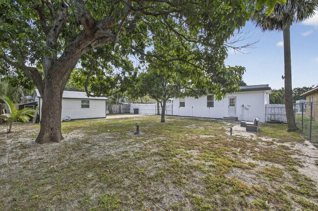 Building Photo - 701 37th St