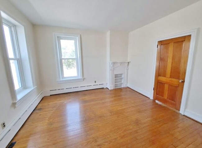 Building Photo - 3 Bed / 1-1/2 Bath Single Family w/2 Car G...