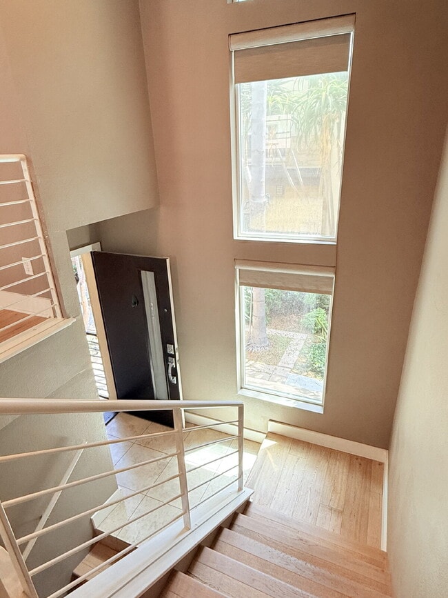 Building Photo - Modern Comfort Awaits: Spacious 3-Bed, 3.5...