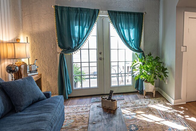 Building Photo - 1515 1/2 S Carson Ave