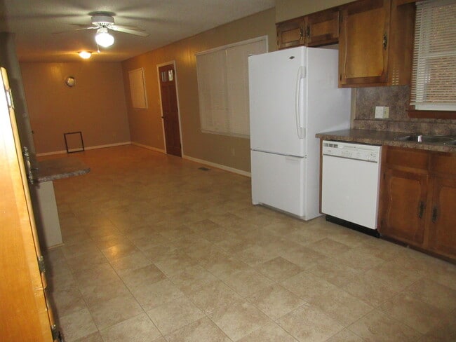Building Photo - $1,780 - 3 Bedroom 1.5 Bathroom Unfurnishe...