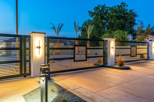 Building Photo - 2806 E Alluvial Ave