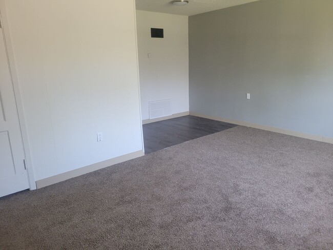 Building Photo - 2 Bedroom House Backyard!