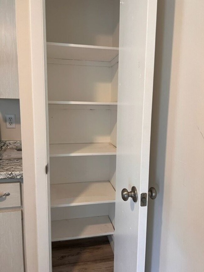 Building Photo - MOVE-IN READY!  2BR/2BA/1CG IN VENICE EAST