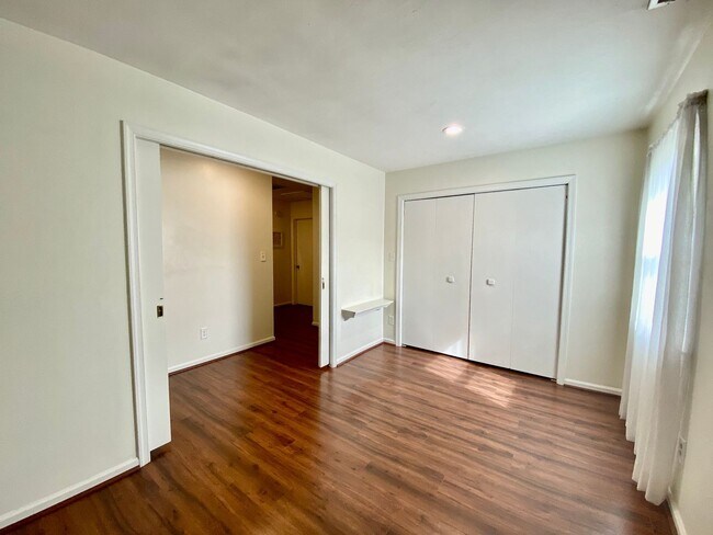 Building Photo - Charming Ranch-Style Home With Garage Avai...