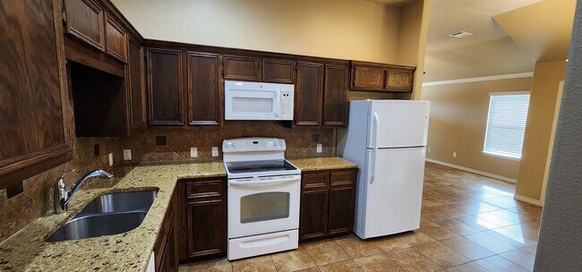 Building Photo - Beautiful 3 Bed, 2 Bath Duplex in Clear Creek Area - Viewable Now