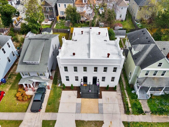 Building Photo - Where Vintage Vibes Meet Modern Mojo—Rent This Rare Historic 4BR/2BA Duplex in Norfolk’s Park Place