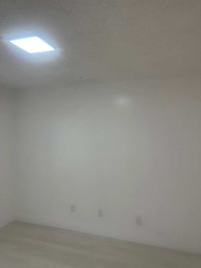 Building Photo - 202 Sparrow Dr