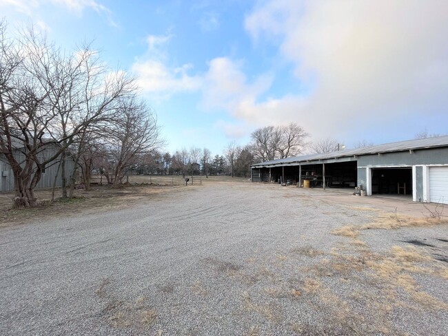 Building Photo - Ranch Style 4 Bedroom