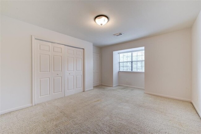 Building Photo - 25 Fairway Oaks Pl