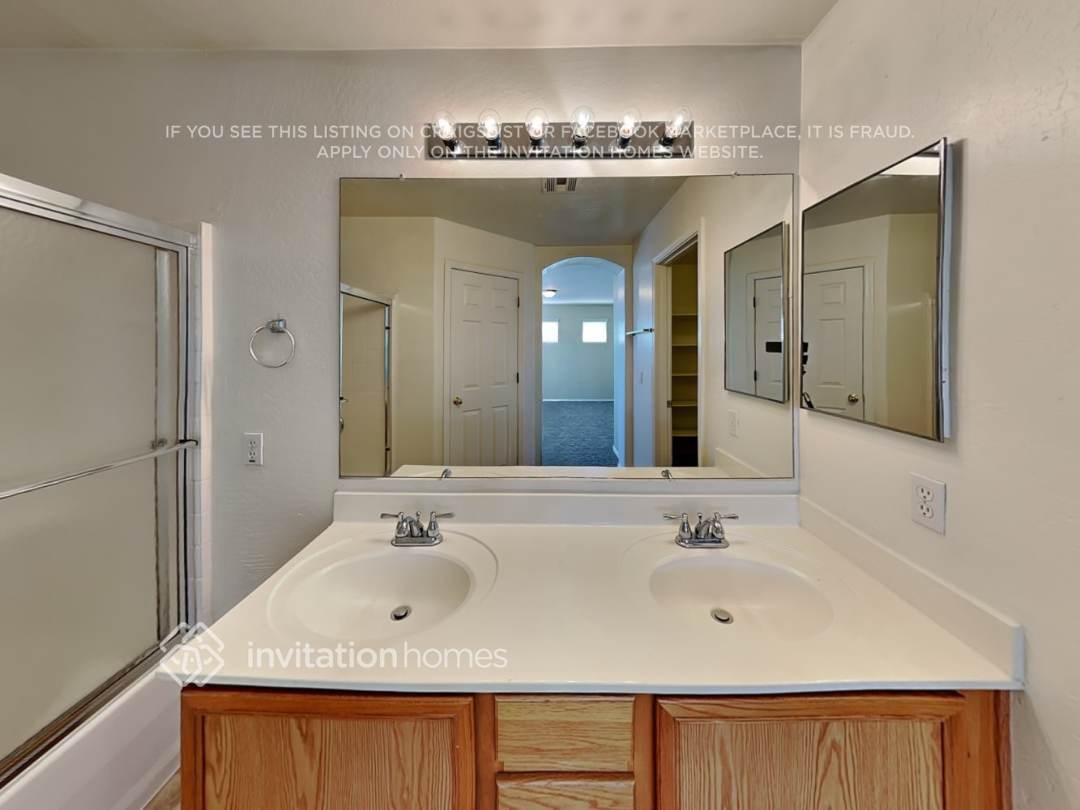 Building Photo - 7106 N 77th Dr