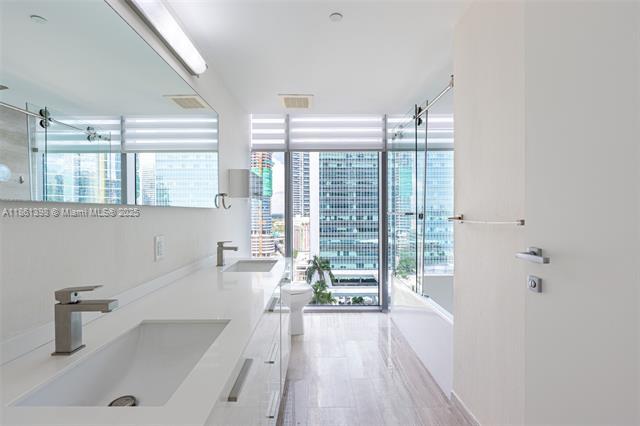 Building Photo - 1300 Brickell Bay Dr