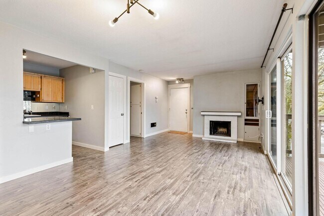 Building Photo - Spacious 1-bdrm/1-bath condo. Move-in special, balcony, fireplace, hot tub, & pool