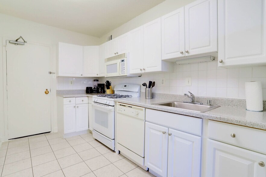 Building Photo - 1600 S Eads St