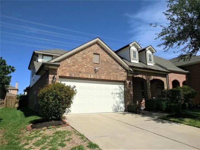 Building Photo - Discover comfort and convenience in this b...