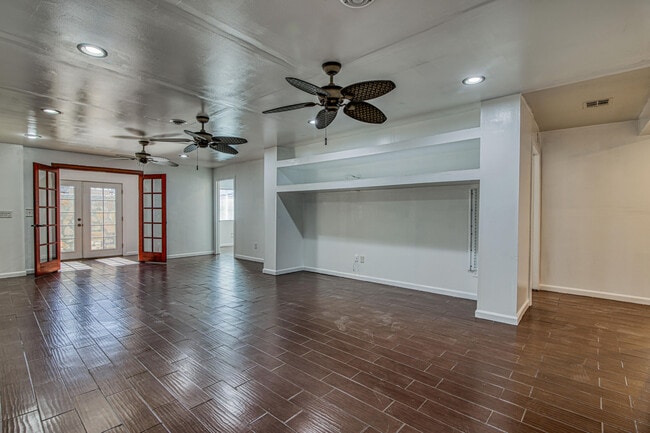 Building Photo - 8613 Kingsway Dr