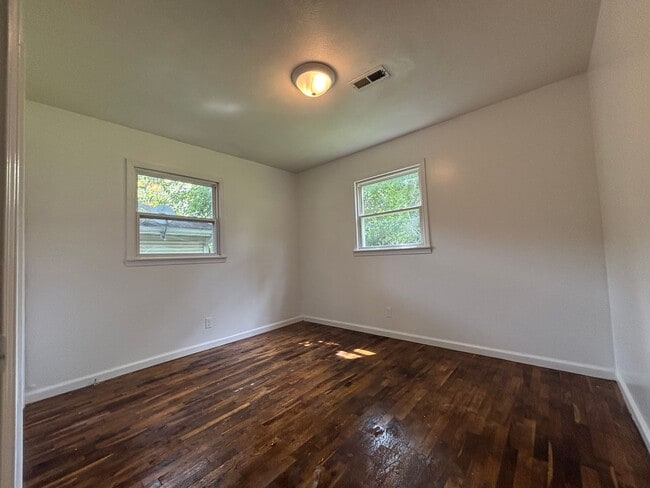 Building Photo - Rent this Beautiful 2 Bedroom 1 Bath Home