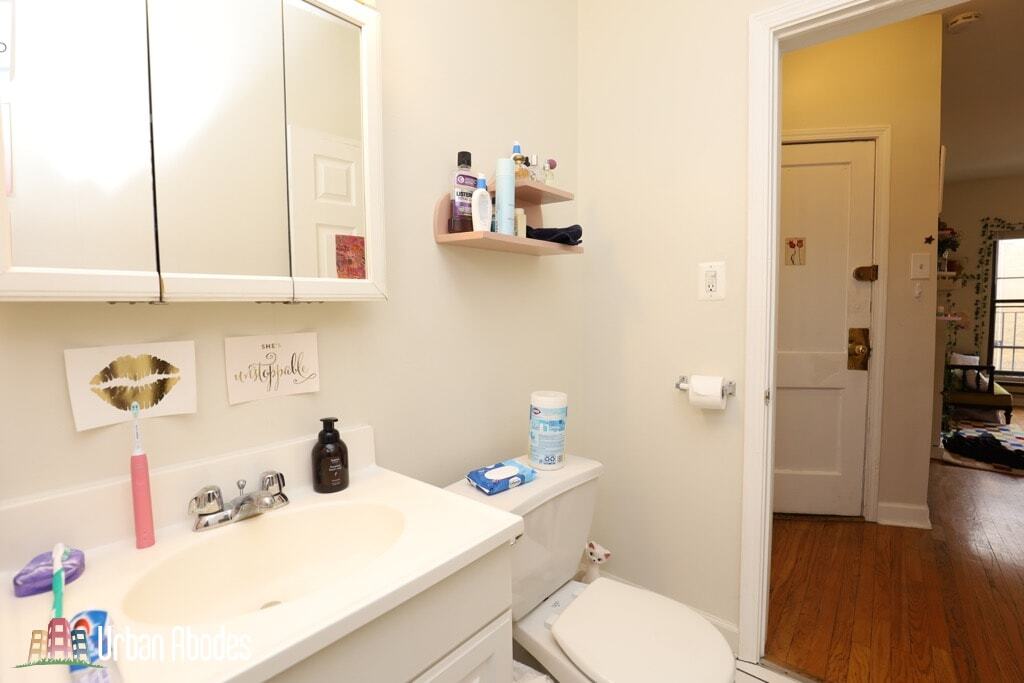 Building Photo - 730 W Roscoe St