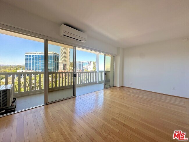 Building Photo - 999 N Doheny Dr