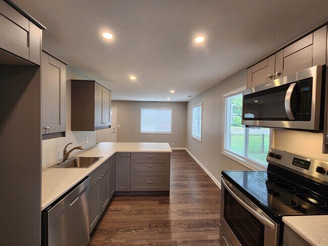 Building Photo - 424 Nussbaum Ave