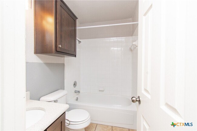 Building Photo - 5104 Glenoak Dr