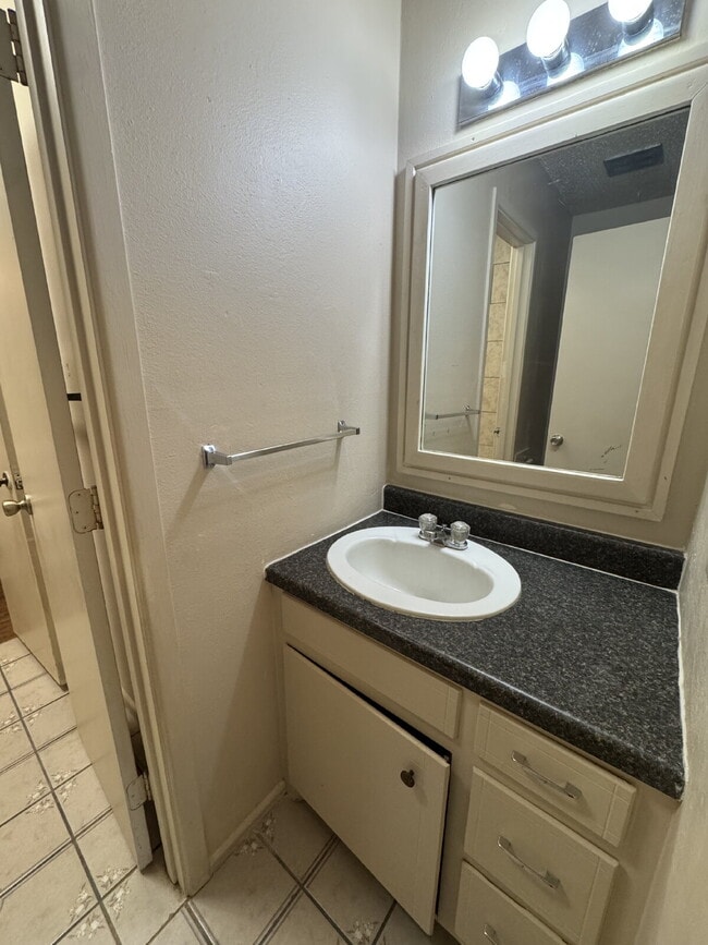 Building Photo - Charming 3-Bed Home with 1.5 Baths in Lubb...