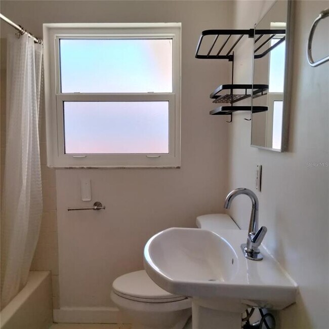 Building Photo - 351 Davenport Ave NE