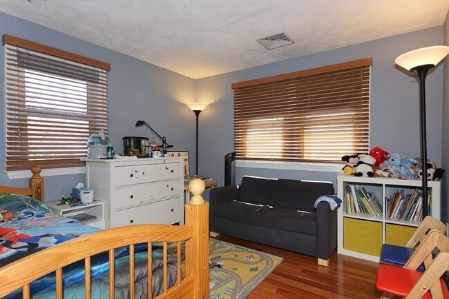 Building Photo - 39 Locust St