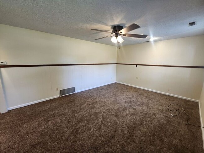 Building Photo - Charming 2-Bedroom Home On Terre Hautes North Side Near Terre Town School