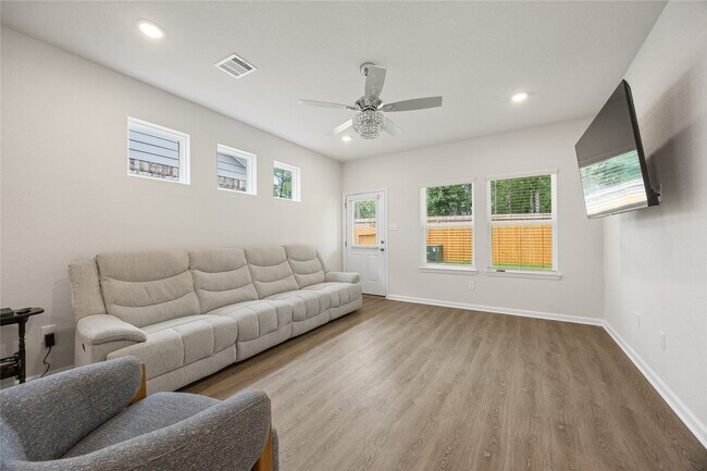 Building Photo - 10216 Badger Run Ln