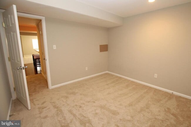 Building Photo - 10023 Iron Pointe Dr