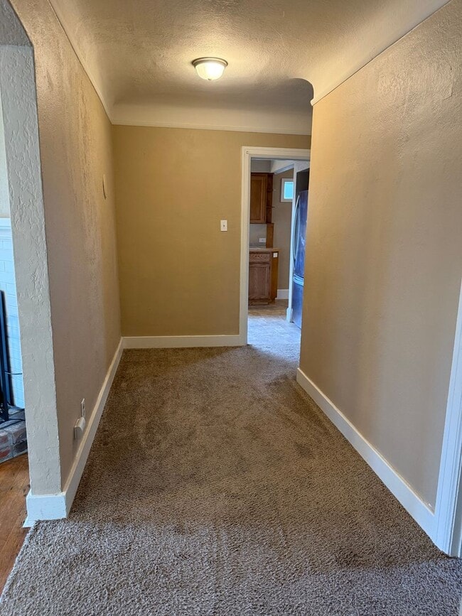 Building Photo - 3bd & 1 1/2ba with 2 Car Garage