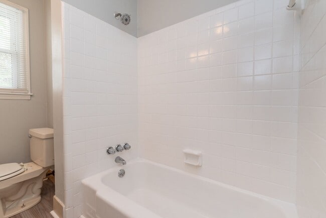 Building Photo - 3 bed/1.5 bath single-family home, with en...