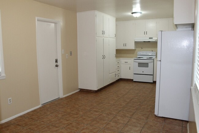 Building Photo - Cute Home in Bakersfield