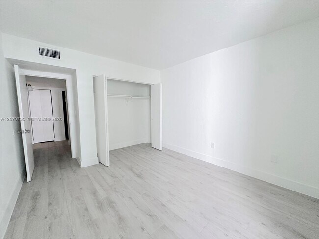 Building Photo - 6890 N Kendall Dr