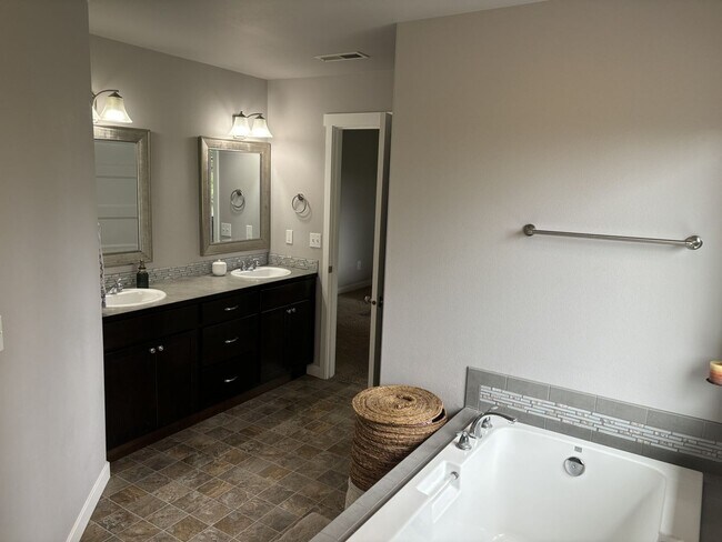 Building Photo - Stunning 4 Bed Yelm Home with Vaulted Ceilings & Modern Amenities!
