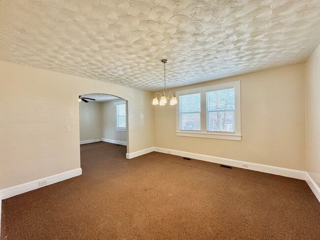 Building Photo - Adorable South Hill Charmer Waiting for YOU!