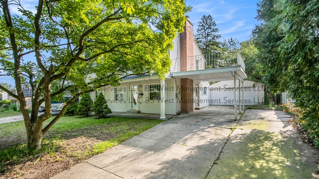 Building Photo - 2342 Rosewood Ave SE